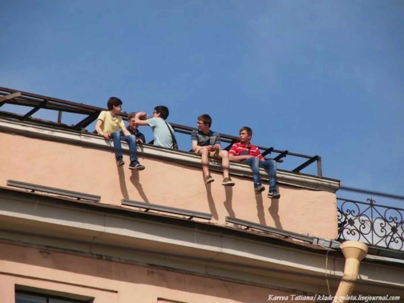 Жил у нас на крыше. Подростки на крыше. Дом с крышей для детей. Дети на крыше. Подростки на крыше домов.