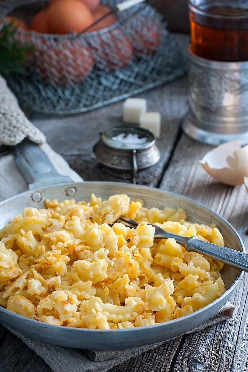 Лапша сыр яйцо. Макароны с яйцом. макароны с сыром. макароны с яйцом и сыром. вермишель с яйцом.