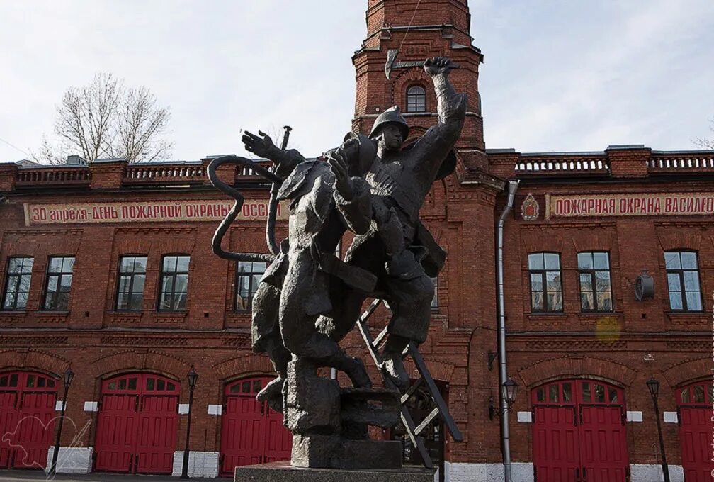 Памятник на васильевском острове. Памятник пожарным на Васильевском острове. Памятник подвигу пожарных Ленинграда. Пожарный музей в СПБ на Васильевском острове. Пожарная часть Васильевский остров памятник.