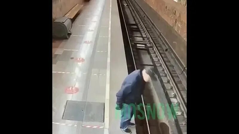 Давка в вагоне метро. Скорость поезда задача. Толпа в электричке. Час пик на дороге в праге когда. Пассажиры на перроне.