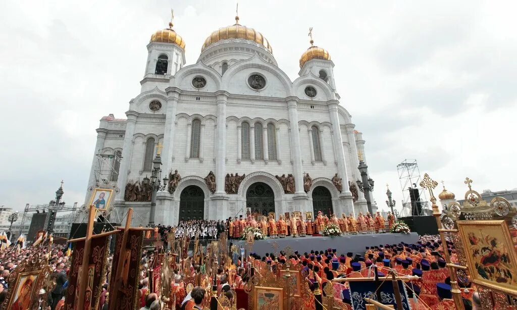 Каким образом церковь. Перед храмом. Толпа в храме. Люди в храме Христа Спасителя. Русская Церковь люди.