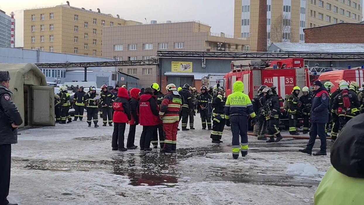 Пожар в Москве. Пожар в СВАО. Московские пожарники. Пожар в Москве сейчас в СВАО.