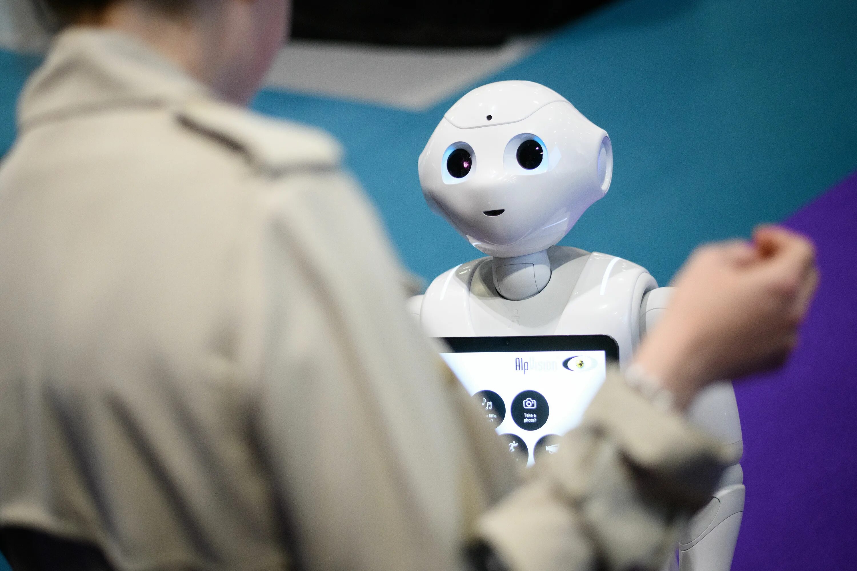 Robots out. Искусственный интеллект в бизнесе. Робот Pepper искусственный интеллект. Искусственный интеллект в различных сферах. Андроид человек.