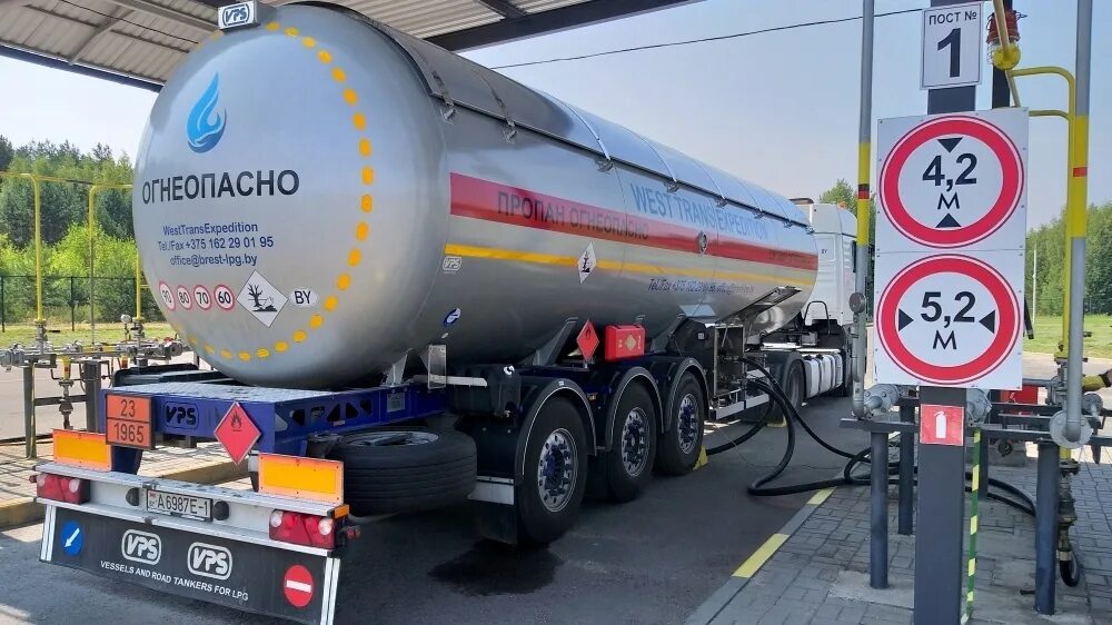Цистерна наполненная. Автоцистерна заправочная для суг ац-20. налив суг в автоцистерны. сжиженный природный газ в цистернах. нижний слив суг цистерны.