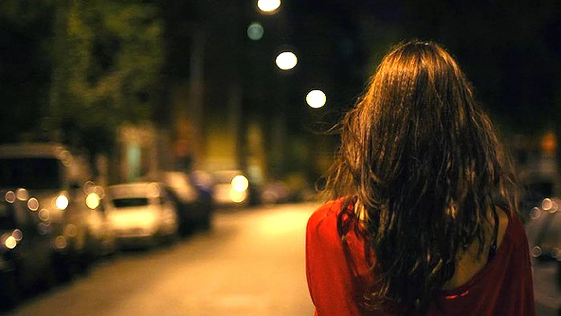 Плохо вижу ночью. Женщина на дороге. night walking. фотография женщины плохо видно лицо. walking alone at night.