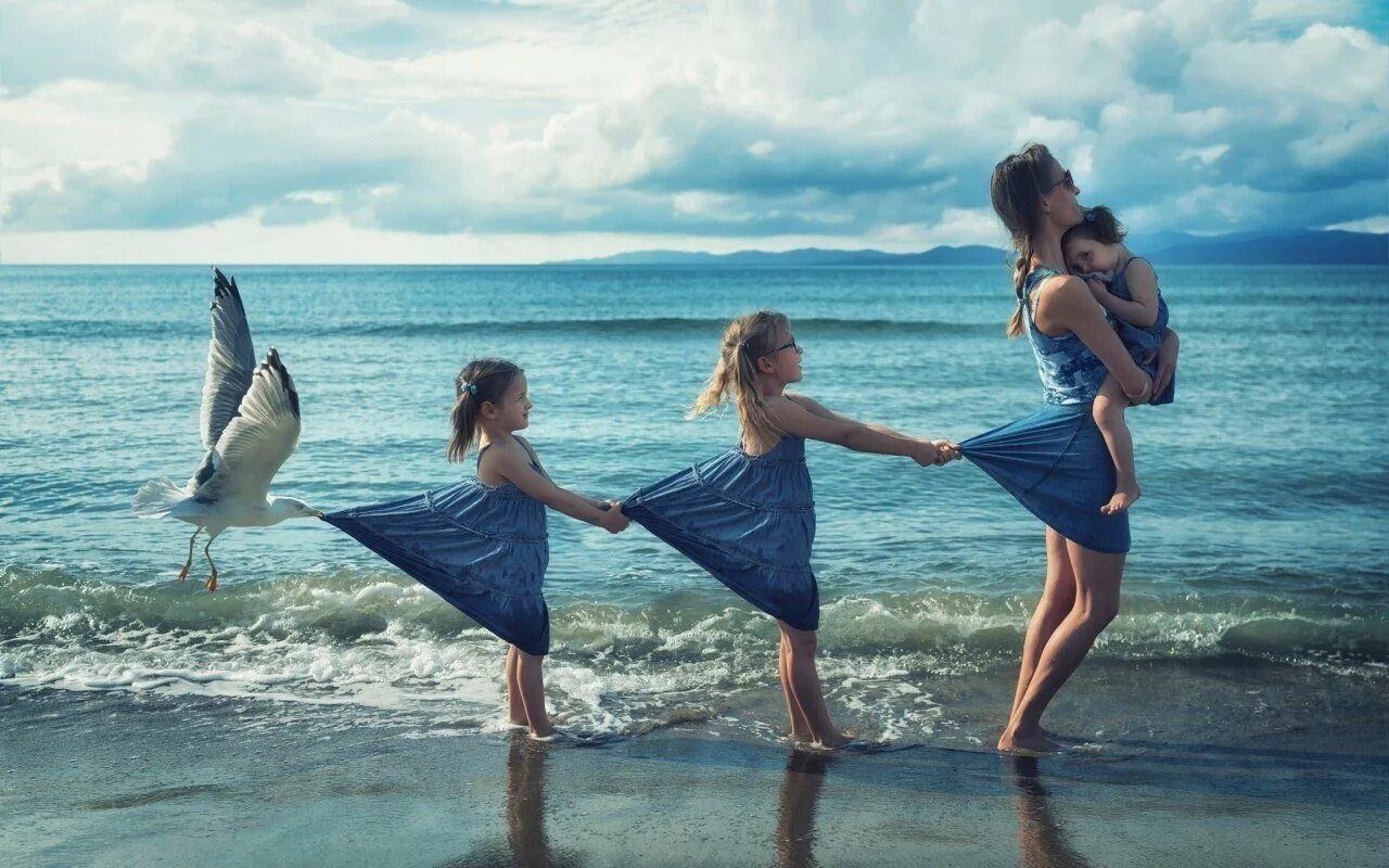 Девочка на море. Дети море счастье. Дети на море. Счастье у моря. Песня мечта подруга