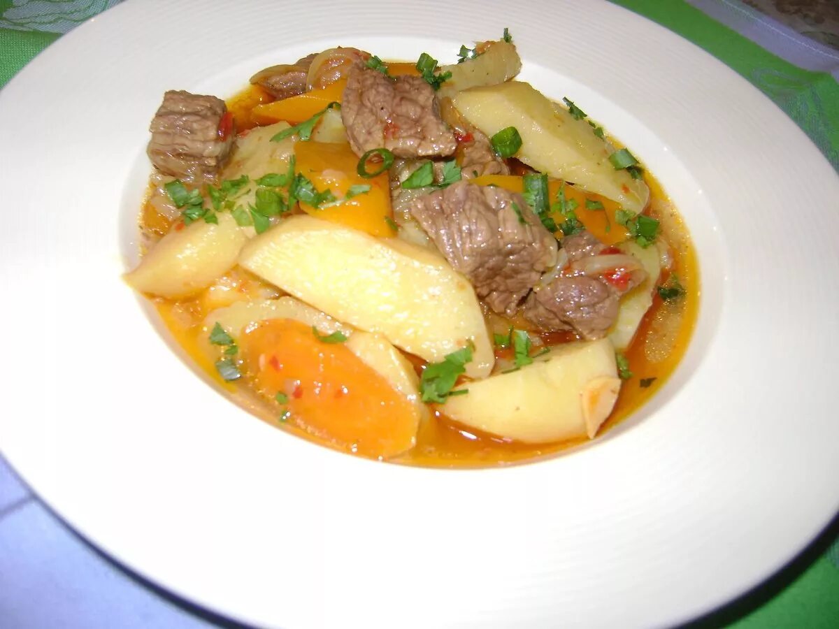 Жаркое из свинины с картошкой в мультиварке. Жаркое в мультиварке с картошкой. Тушёная картошка со свининой. Жаркое из свинины с картошкой в мультиварке. Жаркое из свинины с картошкой.