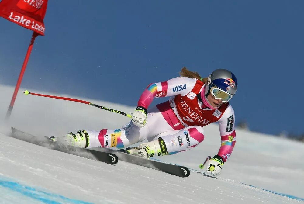 горные лыжи профессионалов. горные лыжи профессионалов. зимний спорт. горный лыжник. горные лыжи женщины.