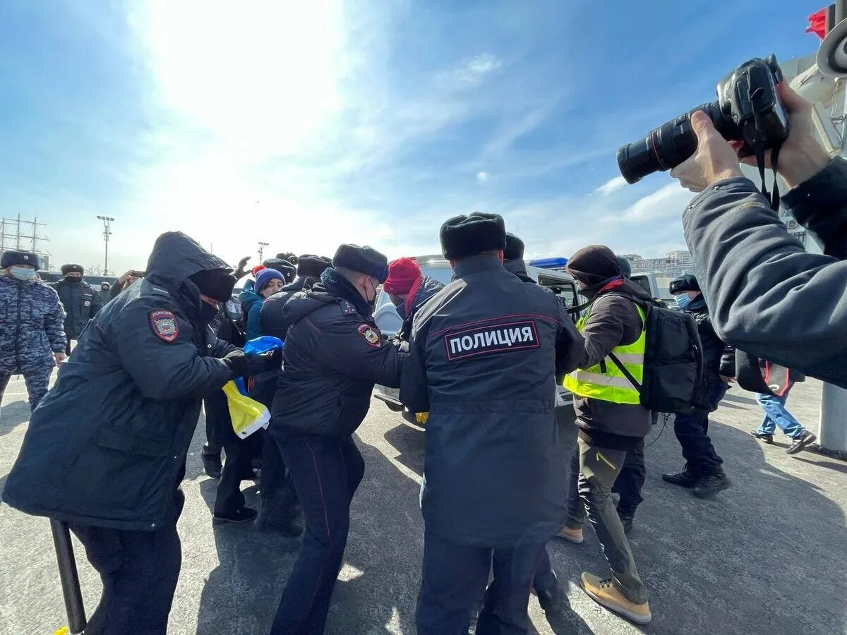 Митинги в Санкт-Петербурге сейчас. Митинг в Москве. Задержание на митингах в России. Митинги видео прямая