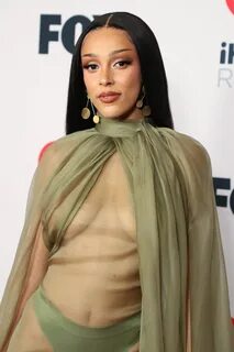 Doja Cat Shows Off Her Tits at the 2021 iHeartRadio Music Awards (63 Photos...