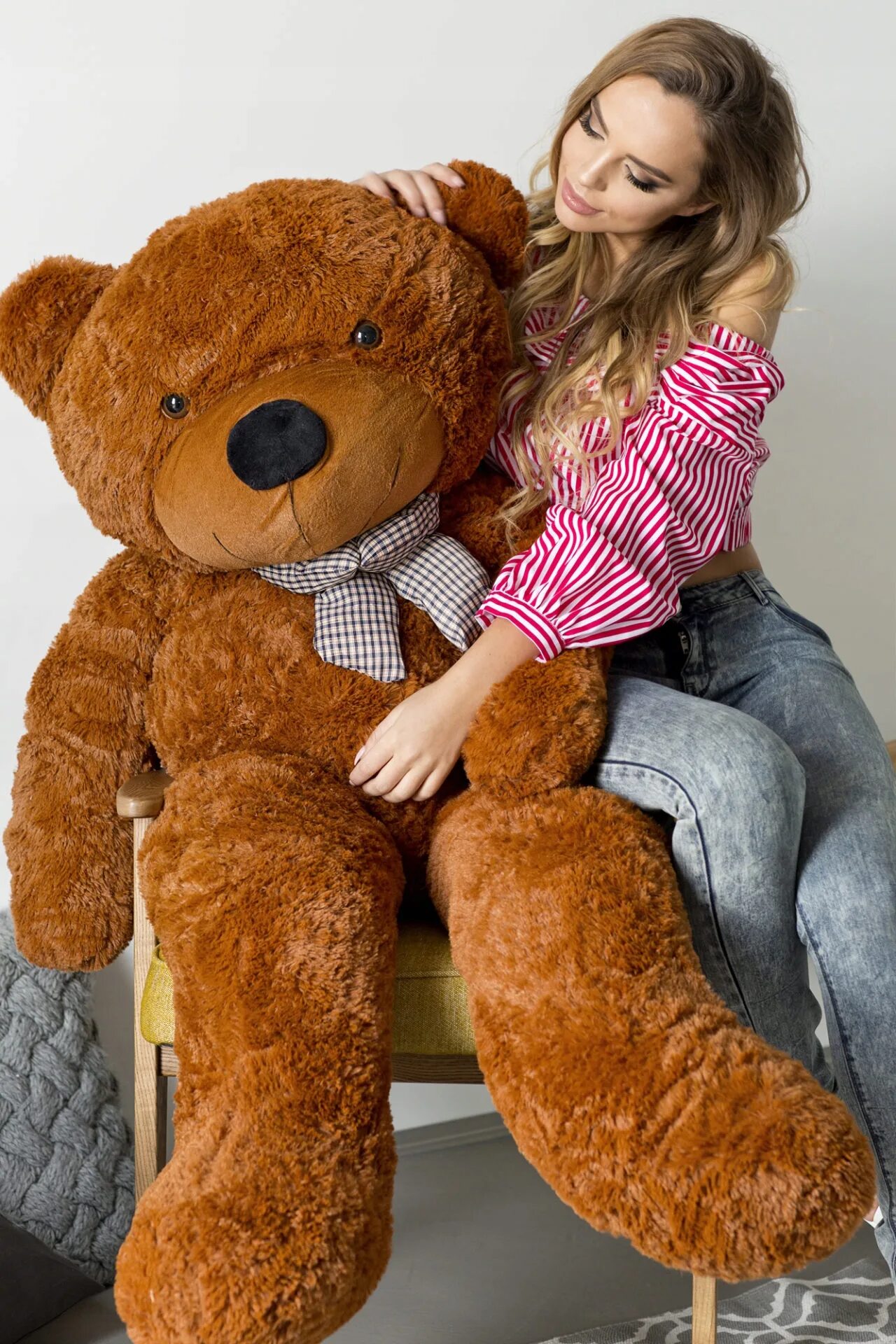 A brown teddy bear. Плюшевый медведь. Большой плюшевый медведь. Плюшевые игрушки для девушки. Плюшевый медведь средний.