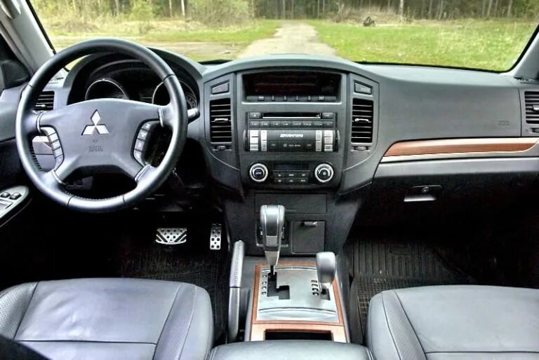 Mitsubishi pajero sport расход. Mitsubishi Pajero Sport 2007 салон. Mitsubishi Pajero 2007 салон. Mitsubishi Pajero 2008 салон. Мицубиси Паджеро спорт 2007 салон.