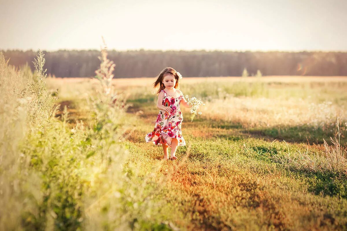 Девочка постой. Девочка в поле. Фотосессия в поле. Девочка бежит в поле. Детская фотосессия на природе летом.
