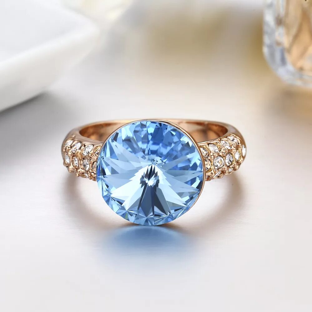 Parure Atelier кольцо с камнем. Кольцо с голубым камнем. Украшения с голубым камнем. Голубой камень в ювелирных украшениях