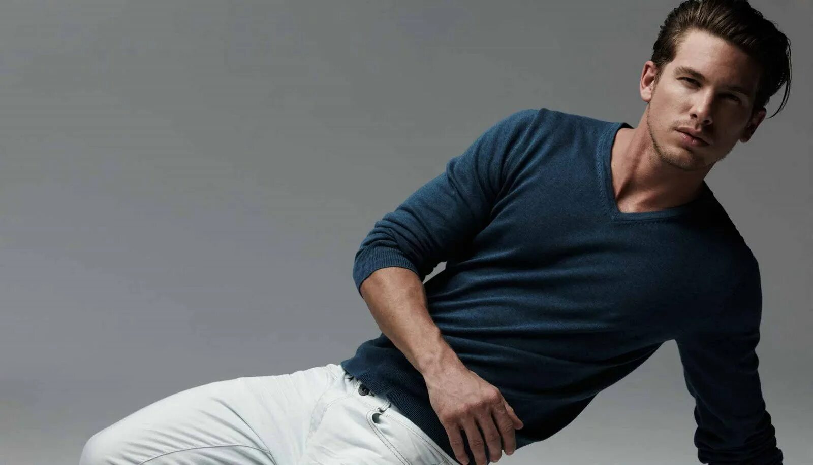 Парень сам. Брутальная фотосессия для мужчин. Серджио карваджал. Парень сам. Оливер модель брюнет.