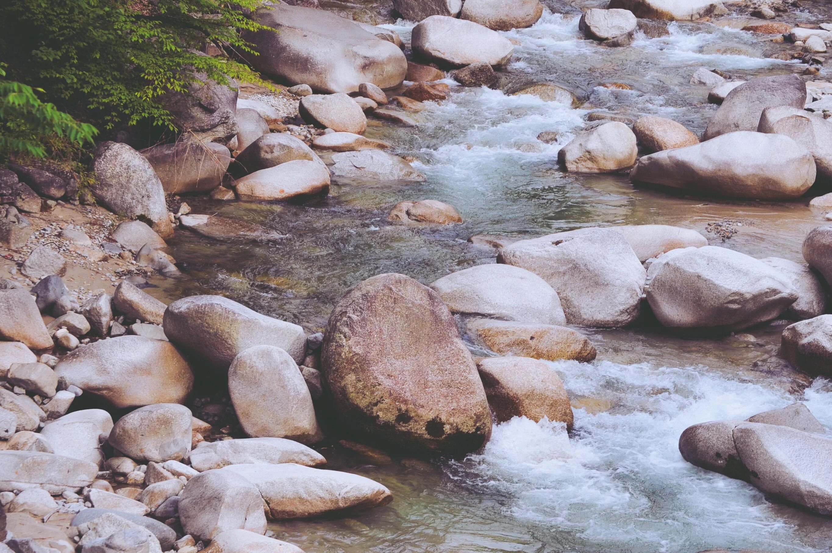 Stone river. Речка Каширка камни. Река Репруа. Речные валуны. Камни в реке.