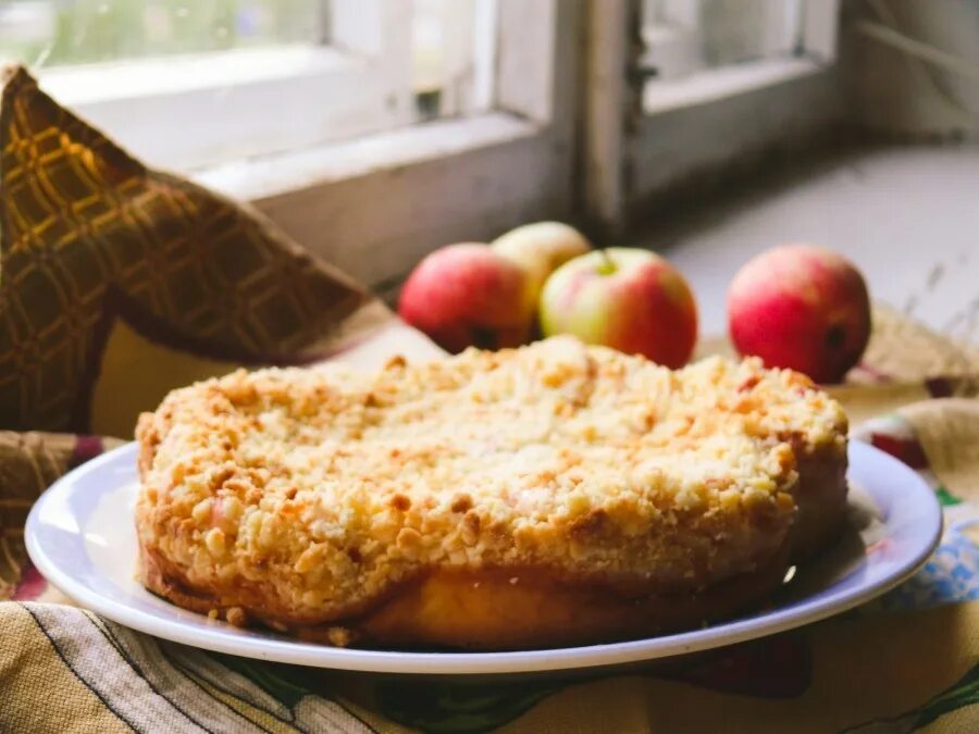 Корнуэльский пирог с яблоками. Пирог с творогом и яблоками в духовке. Яблочный пирог с кунжутом. Пирог домашний. Песочный пирог с яблоками.