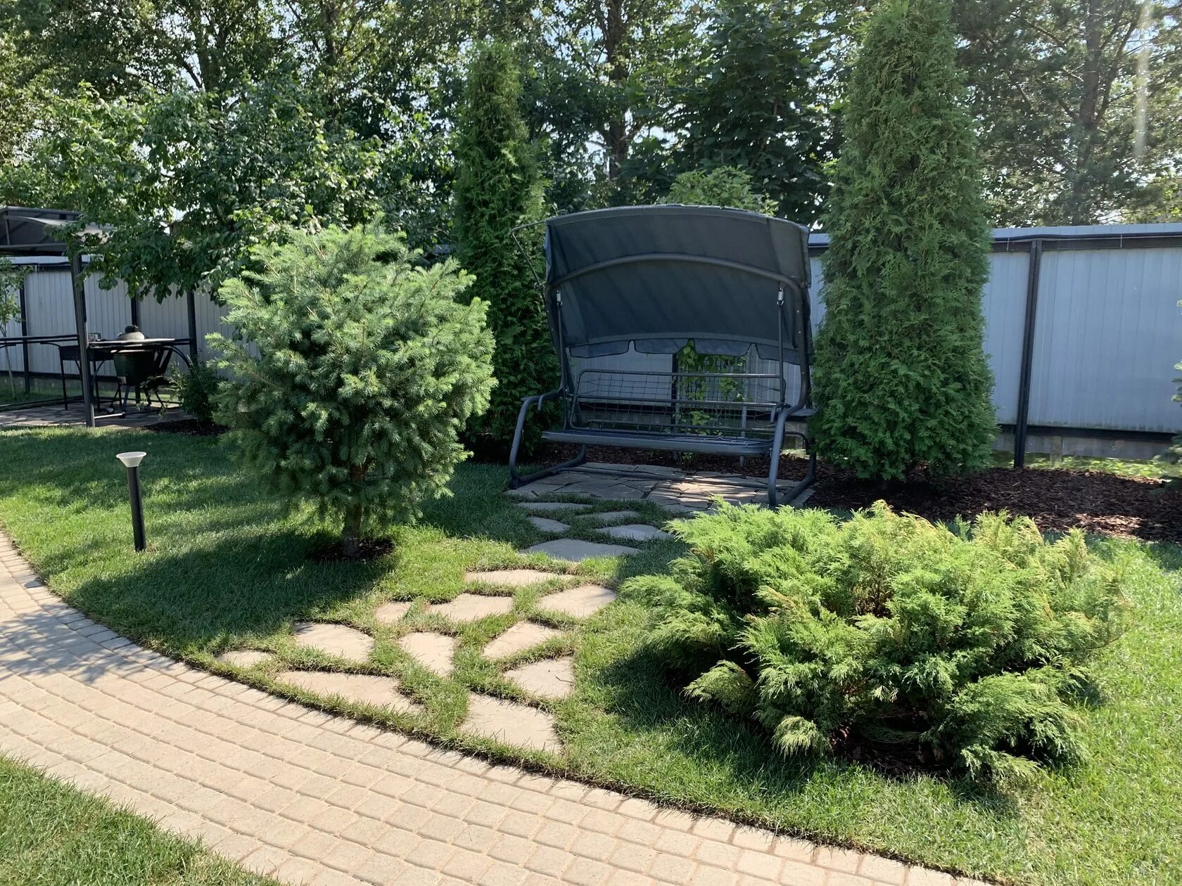 Обустройство двора частного дома. Благоустройство дачного участка. Зонирование дачного участка. Перголы в саду для зонирования участка. Садовый участок разбит.