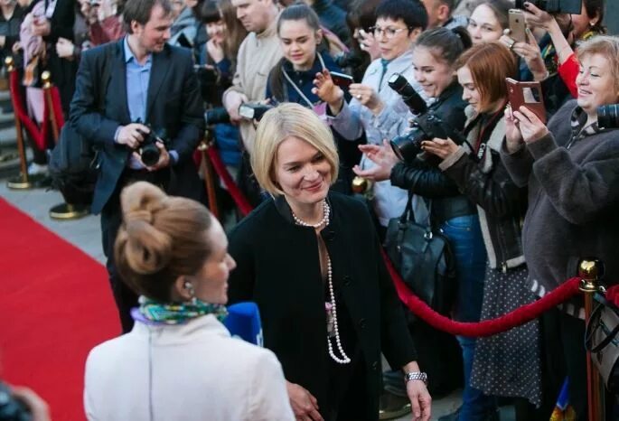 Кинофестиваль в омске. Кинофестиваль в омске. Открытие кинофорума в омске. Кинофестиваль омск. Кинофестиваль движение.