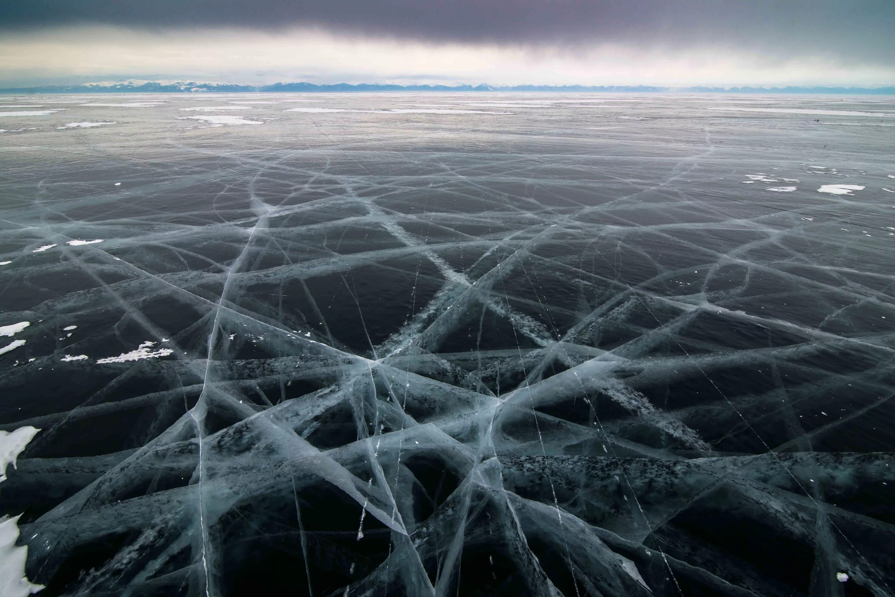 Замерзшее озеро. Прочный лед. Треснувший лед. Трещины на льду. Трещина река