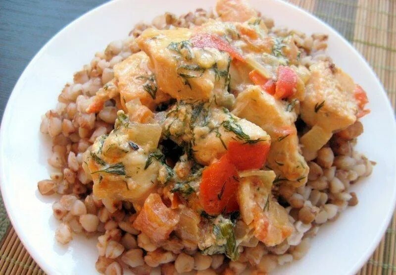 Рецепт гречка куриная. Гречка с курицей и овощами. гречка с куриным филе. гречка с куриным филе и овощами. гречка грудка овощи.