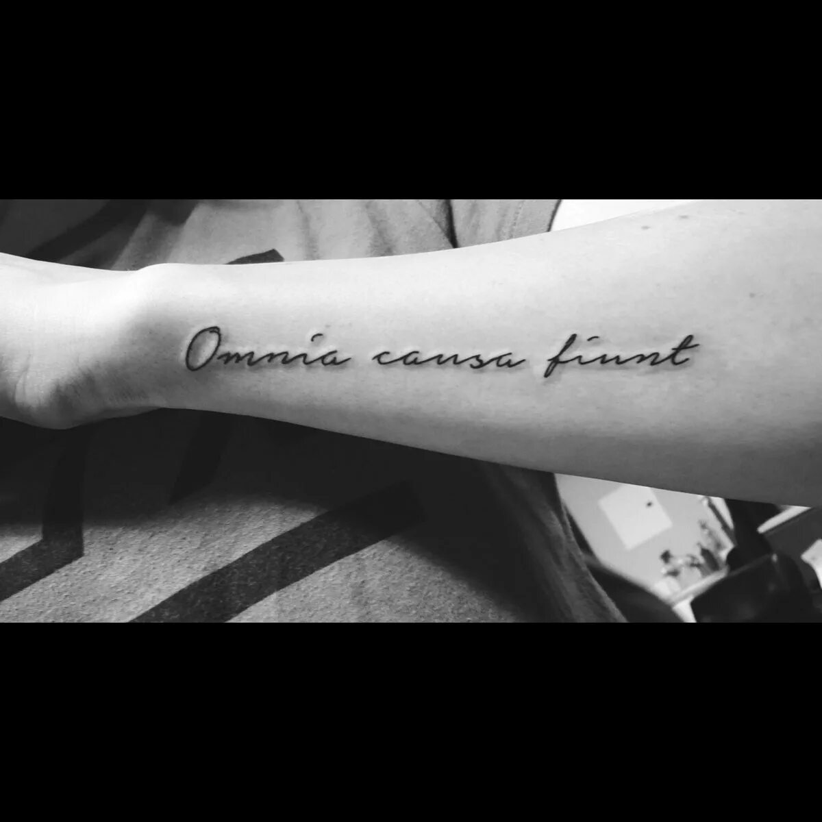 тату надпись на испанском. любви достойна только мать тату на латыни. тату надписи. тату надпись на латыни любви достойна только мама. достоин на латыни.