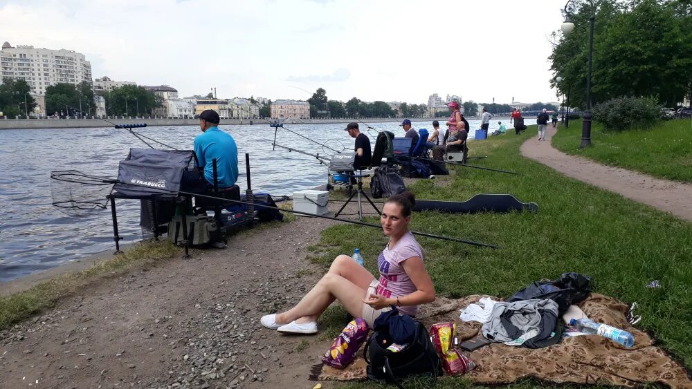 Рыбалка на Обводном канале СПБ. Рыбаки на Неве. Рыбалка с набережной Невы. Пляжи на берегу Невы. Лова сейчас