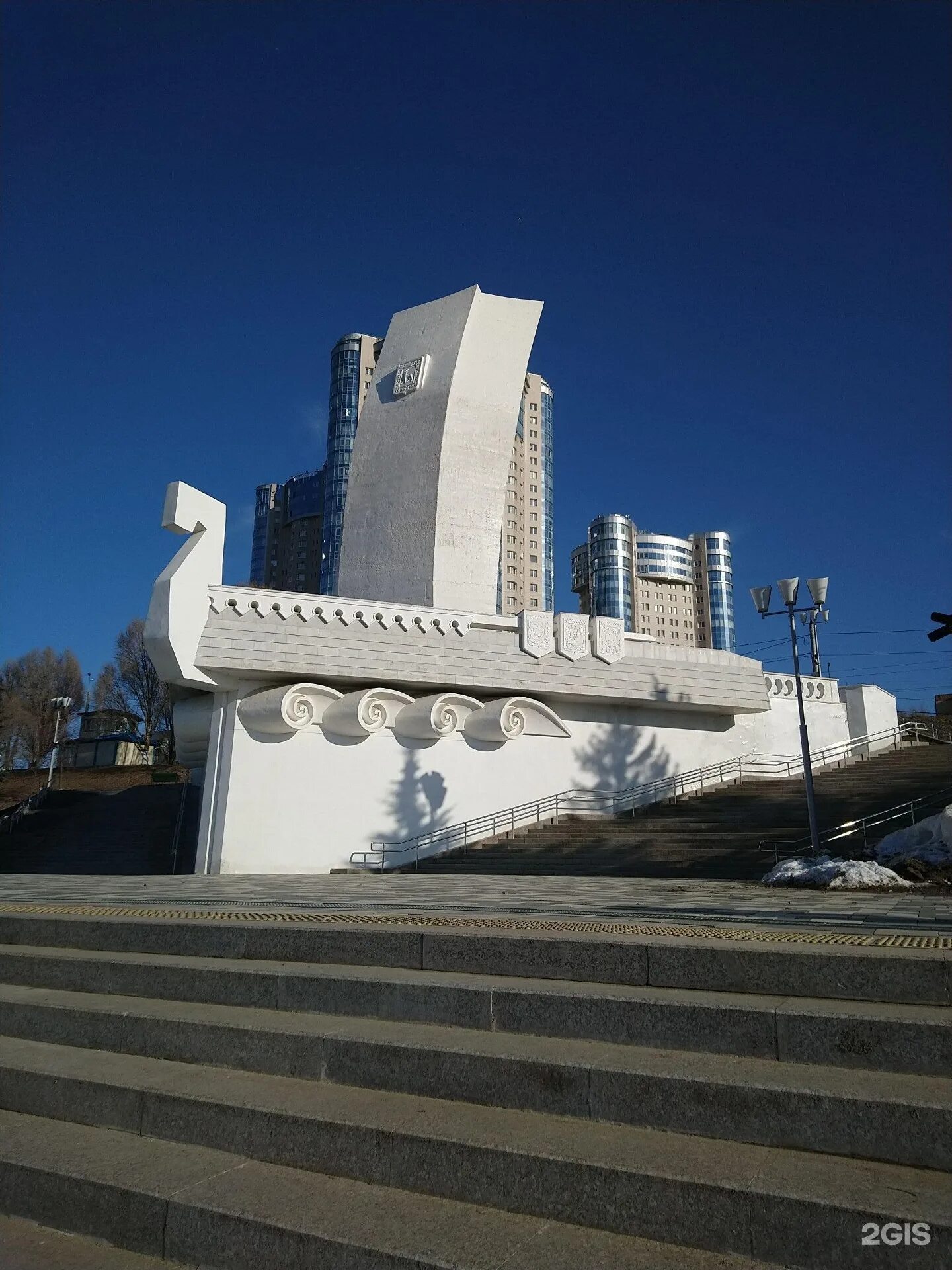 Памятник ладья. Монумент «Самарская Ладья» Самара. Ладья на набережной в Самаре. Монумент Ладья Самара. Памятник Ладья в Самаре на набережной.