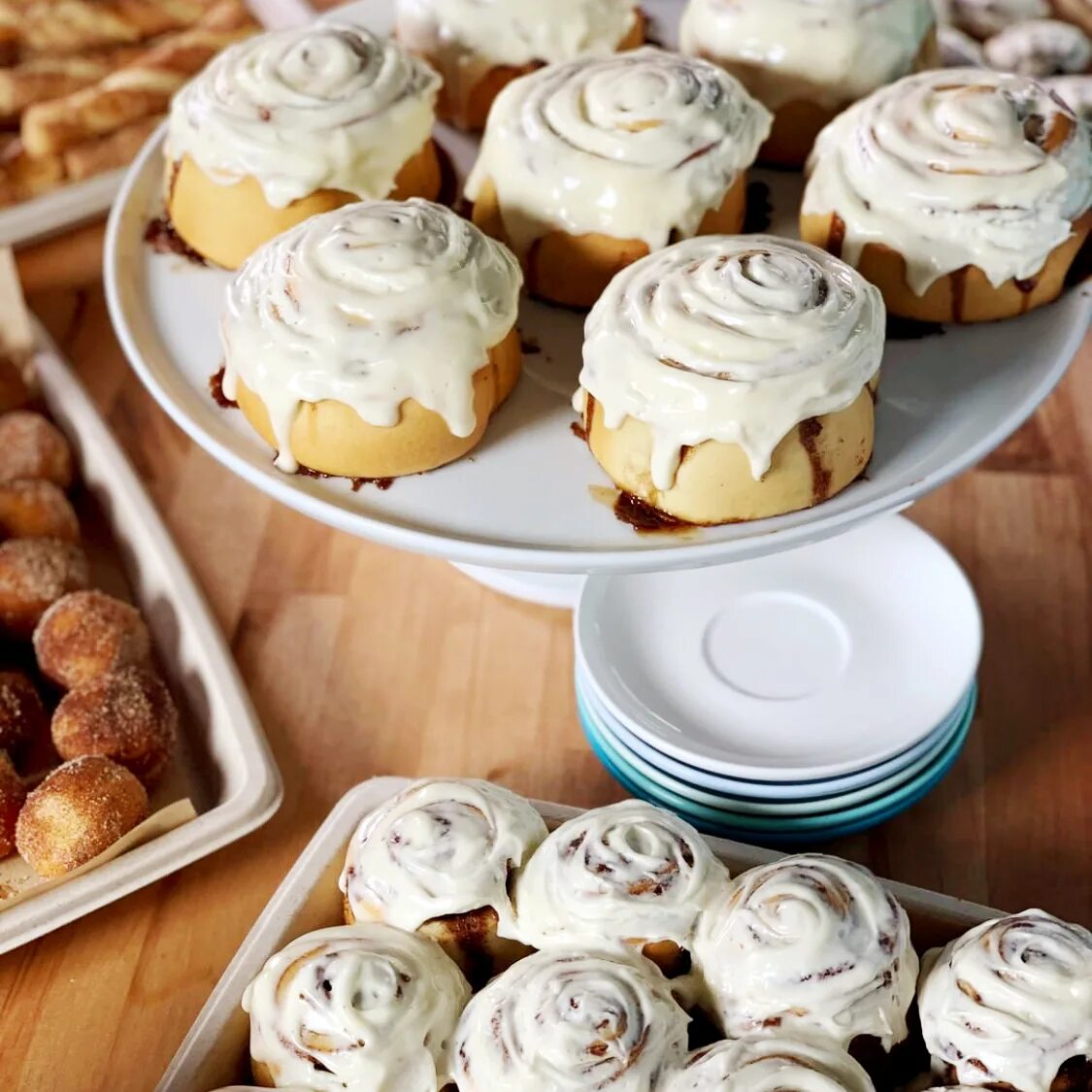 Булочки калининград. Минибон Синнабон. Cinnabon булочки. Булочки синабон классический. Булочки с корицей «классический Синнабон» (Cinnabon).