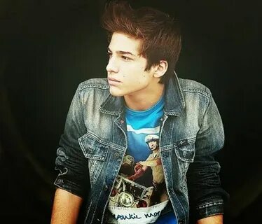 Egri chiziqli ayolning yaqindan ko‘rishi