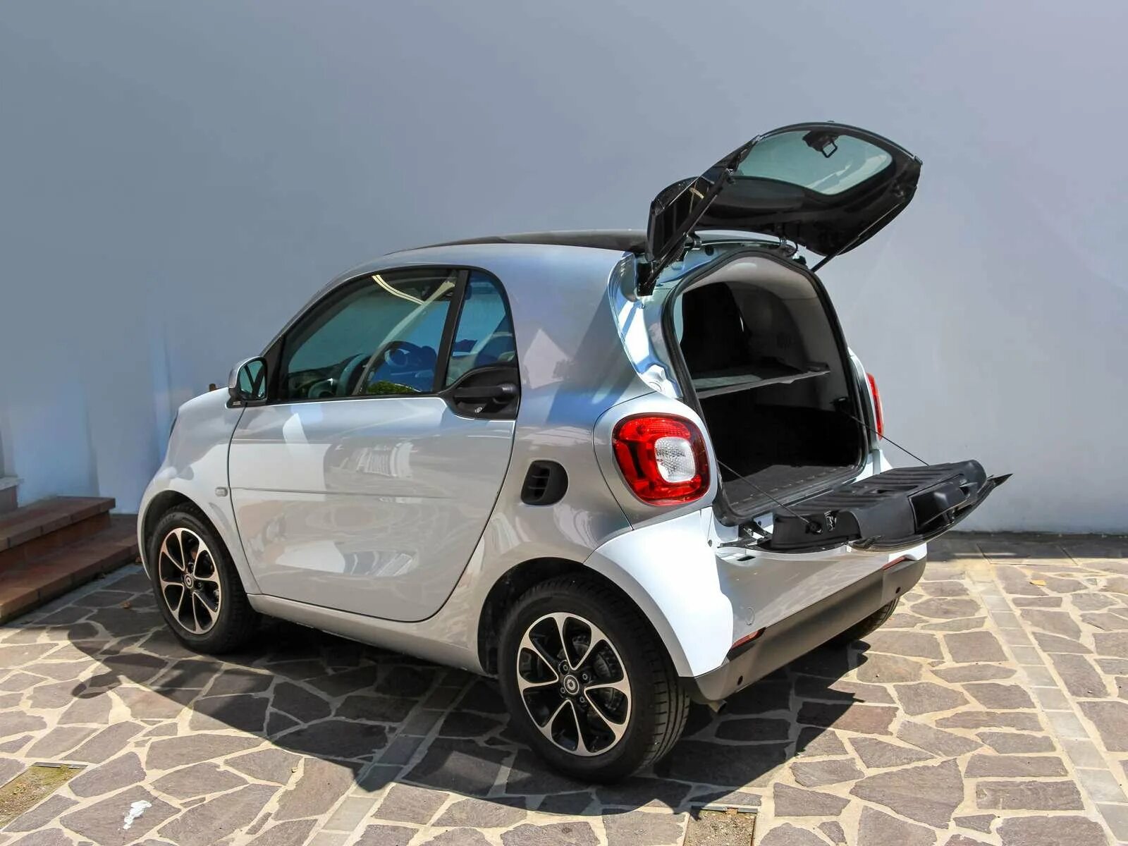 Купить смарт 1. Автомобиль Smart Fortwo. Мерседес Smart Fortwo. Смарт машина 2021. Мерседес смарт новый.