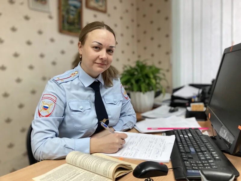 Работает участковым уполномоченным полиции. Женщина полицейский. девушка участковый. женщина участковый уполномоченный полиции.