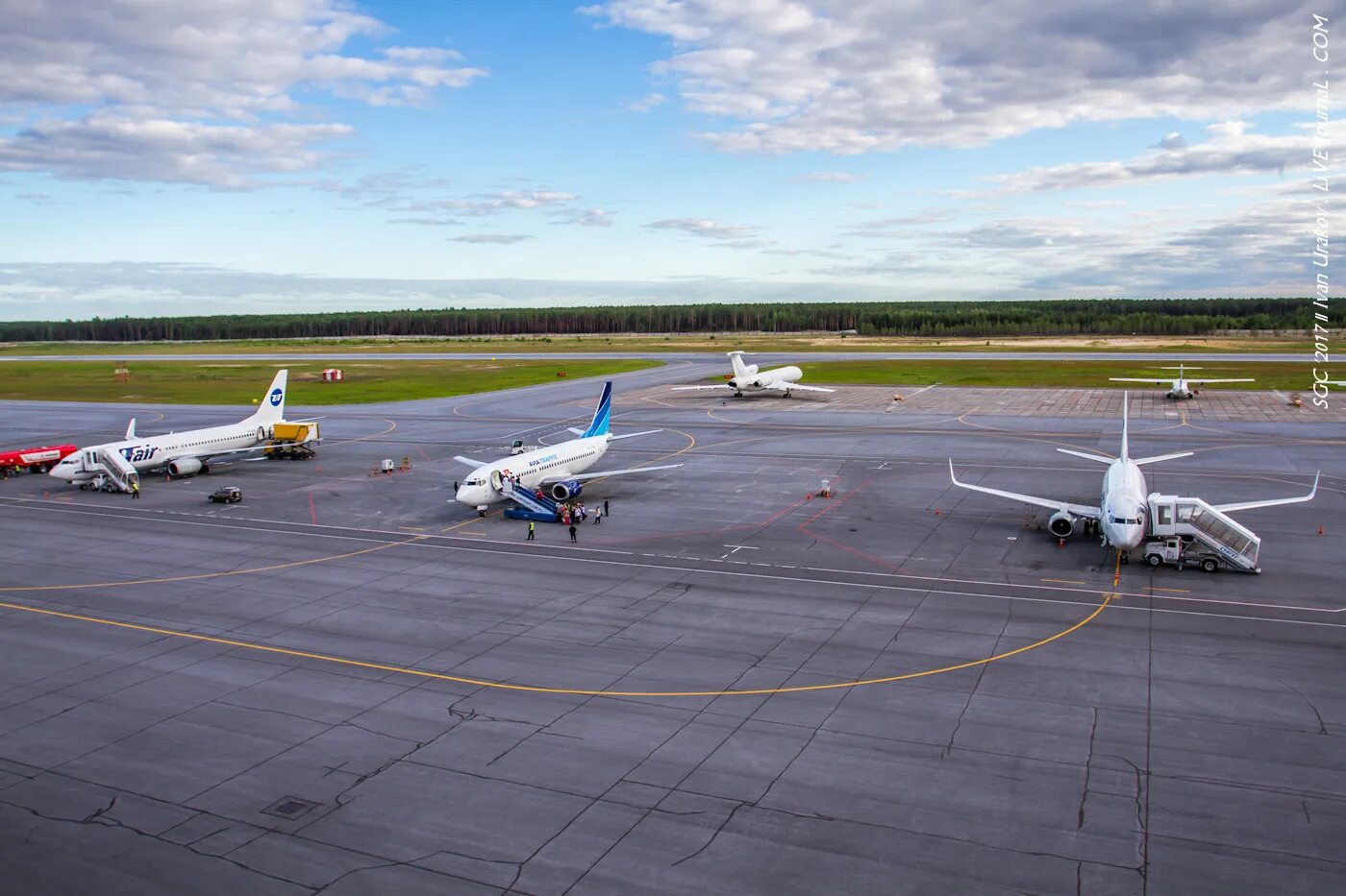 Аэропорт Мурманск перрон. Аэропорт Мурманск ВПП. Аэропорт Домодедово перрон. Аэропорт Сургут перрон.