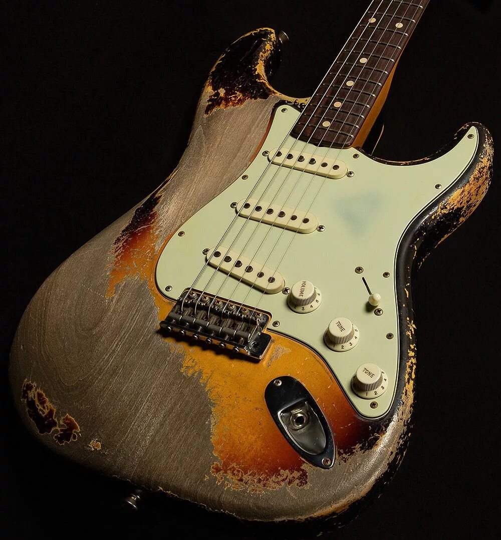 Старая электрогитара. Электрогитара Fender Stratocaster. Fender Stratocaster релик. Электрогитара Fender 1961 Relic Stratocaster. Fender Heavy Relic.
