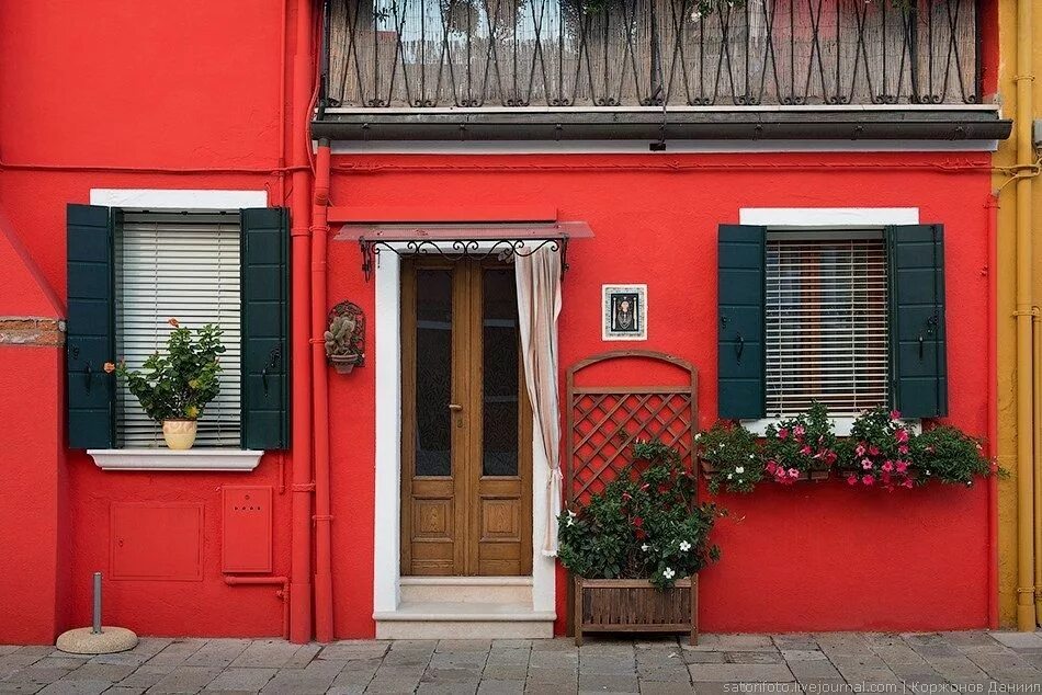 Ставни Испания Бурано. Дом с красными ставнями. Венецианские ставни. Фасады старинных домов. Домик окнами фасад
