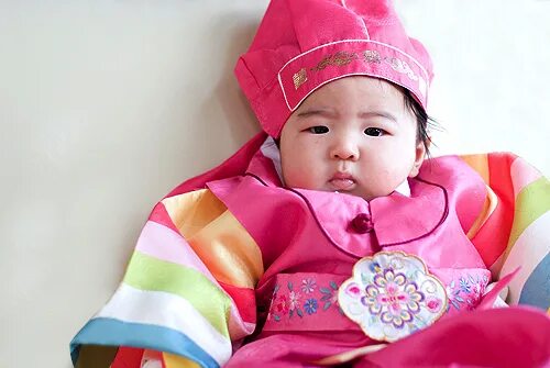 Корейский год ребенку. Корейцы дети 1 год. 100 Дней ребенку у корейцев. Корейская традиция на 1 годик ребенку. Рождение ребенка в Корее.