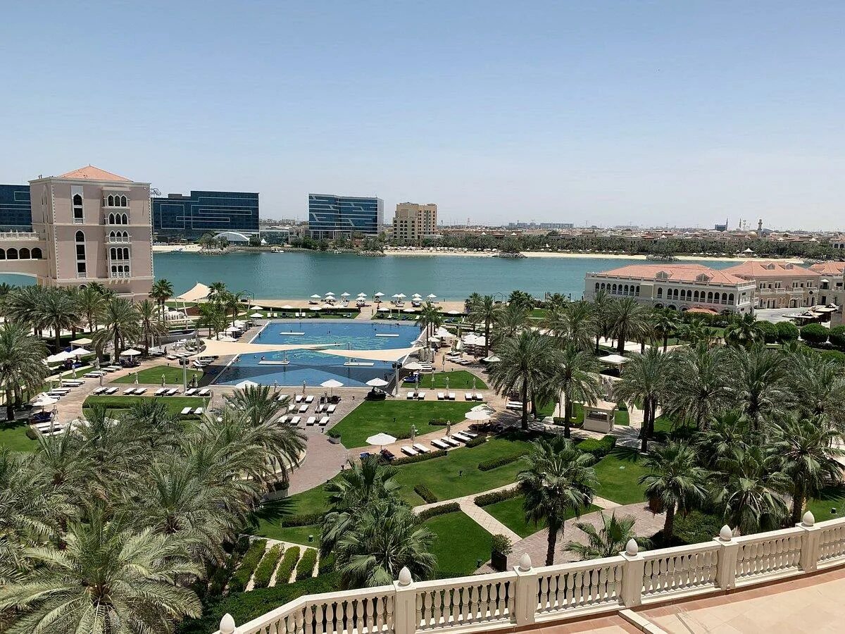 The ritz carlton abu dhabi. Ritz Carlton Abu Dabi. Абу Даби the Ritz Carlton Grand canal5. The Ritz-Carlton Abu Dhabi Grand canal 5*. Ritz Carlton Abu Dhabi Hotel.