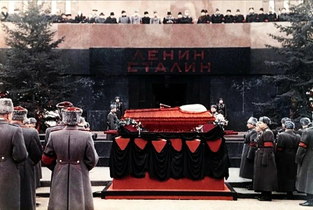 Советский прощание. Похороны Сталина 1953 мавзолей. Мавзолей Ленина могила Сталина.