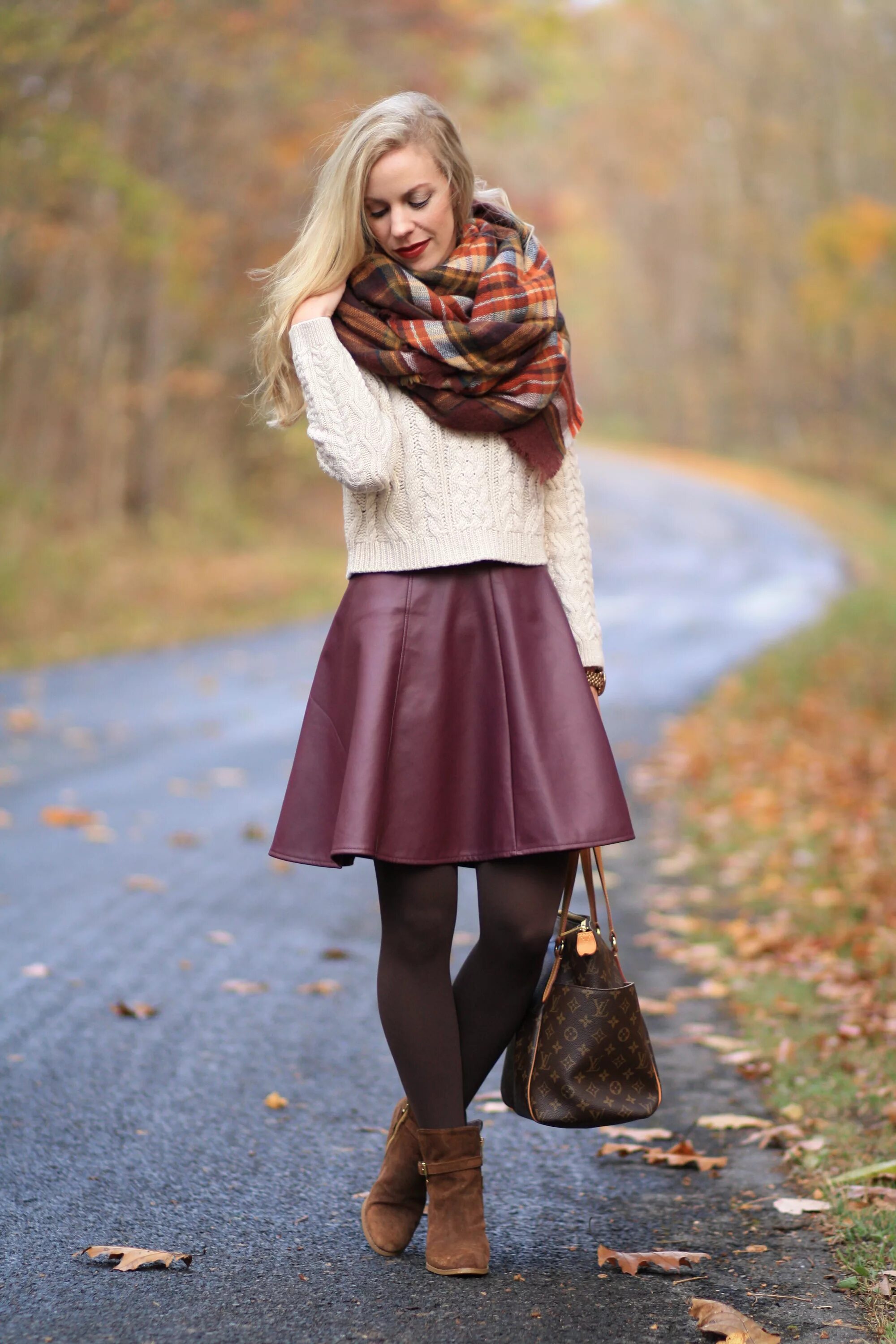 Зимние юбки. Осенние образы. Образы с бордовой юбкой. Осенний образ для девушки. Осенние образы с юбкой.