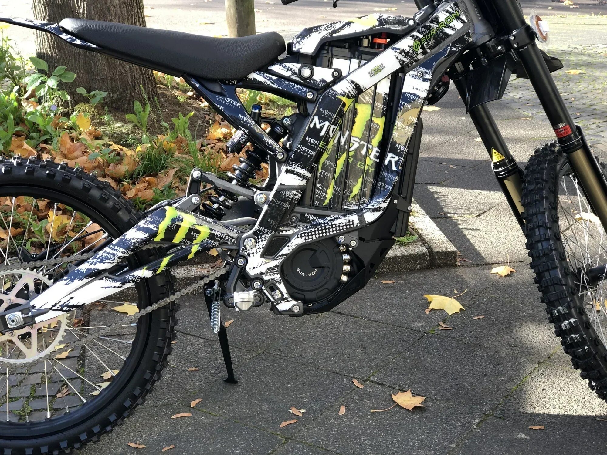 Sur ron light. Sur ron light bee x 2025. sur-ron light bee electric trail bike. sur ron x 2025. кроссовый электромотоцикл сурон.