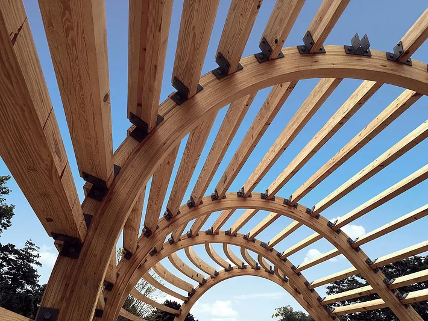 Гнутые балки. Гнутоклееные большепролетные балки. Glulam Timber Beams:. Металлодеревянные трехшарнирные арки. КДК клееные деревянные конструкции.