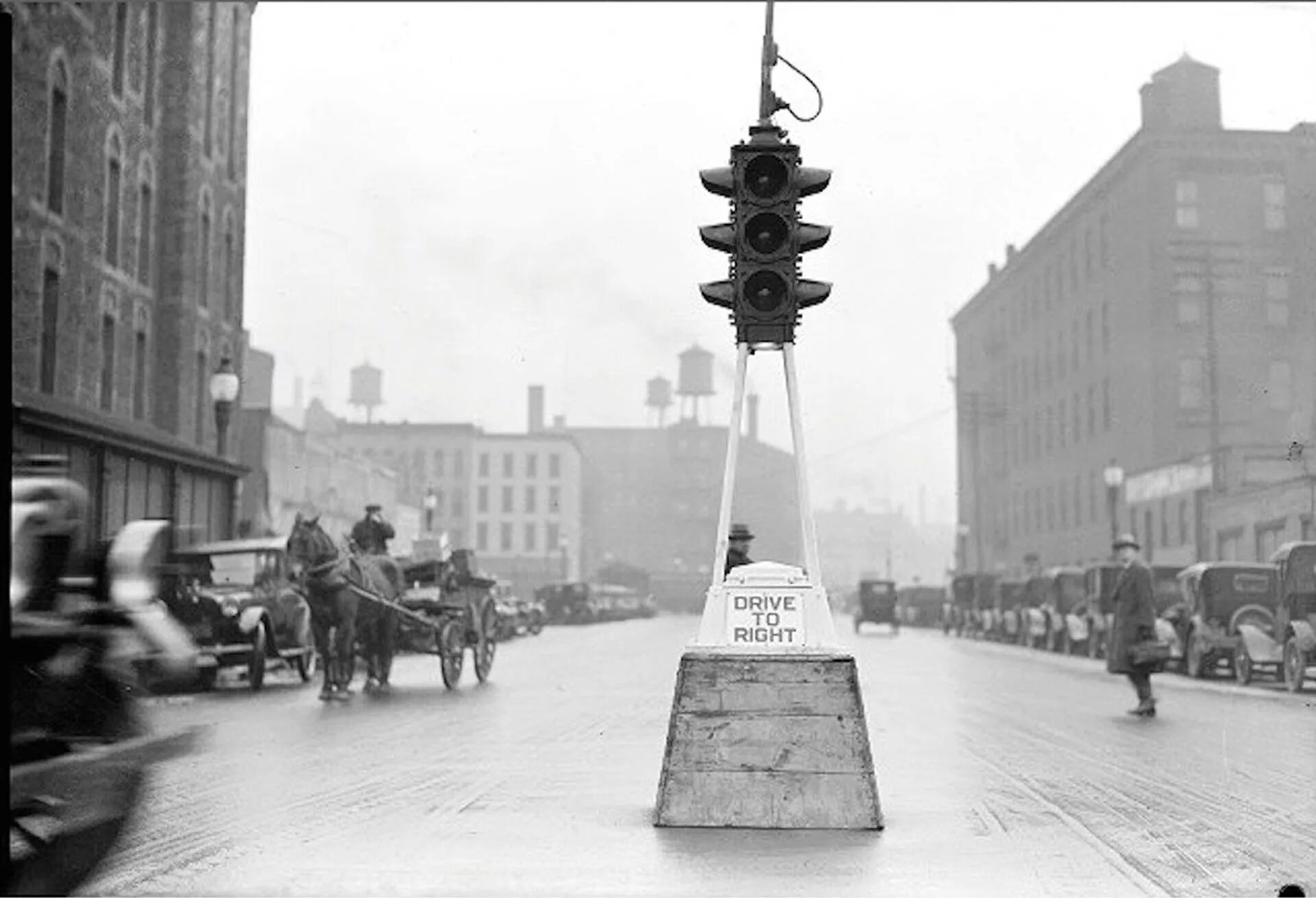 Первый трафик. Кливленд первый электрический светофор 1914. Светофор в Кливленде 1914. Первый электрический светофор в США. Первый светофор в Англии.