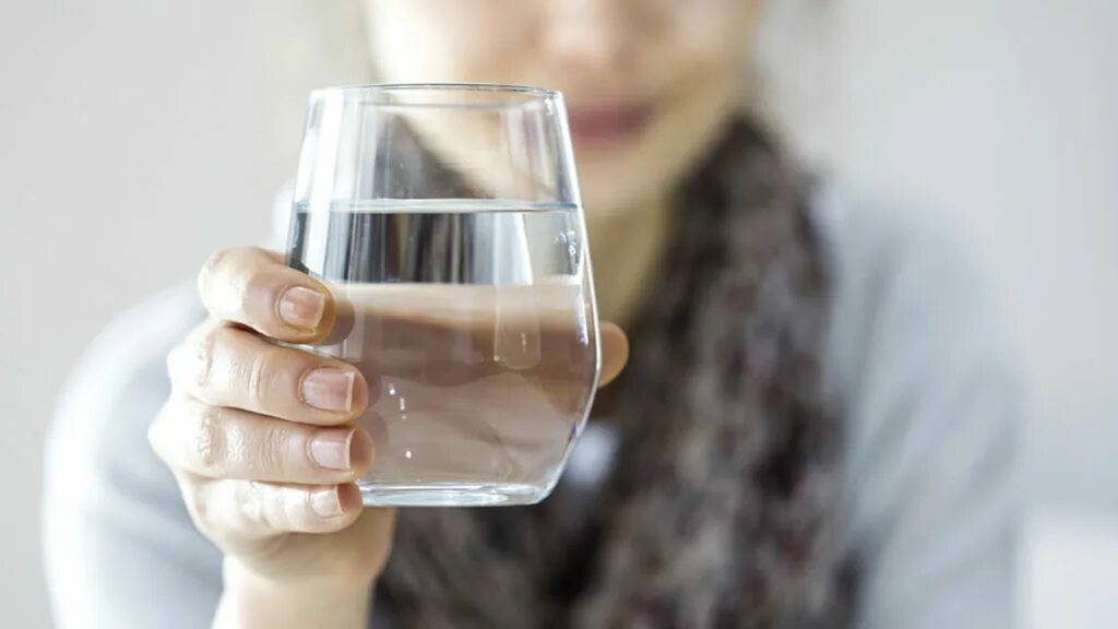 1 2 стакана теплой воды. Стакан воды. Пьет стакан воды. Стакан воды утром. Выпивайте стакан воды по утрам.