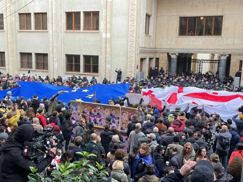 Акция протеста в тбилиси против закона об «иноагентах. Манифестация в грузии. Протесты в грузии против. Протесты во франции. В грузии приняли закон о иноагентах.