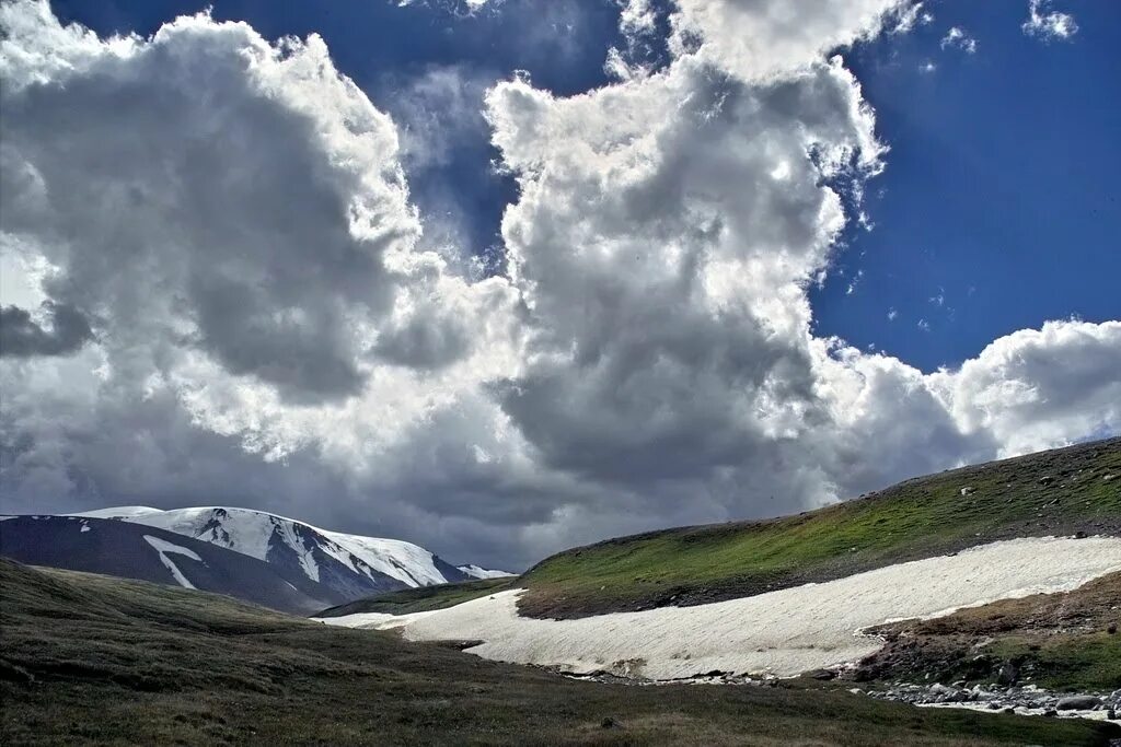 Горы в облаках. Снеговых гор облаков. Снежные горы. Горы снег небо. Горы в облаках.