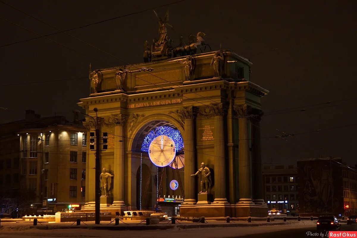 Нарвская спб. Нарвская Триумфальная арка СПБ ночью. Нарвские ворота в Санкт-Петербурге новый год. Триумфальная арка СПБ ночью. Московские триумфальные ворота в Санкт-Петербурге зимой.