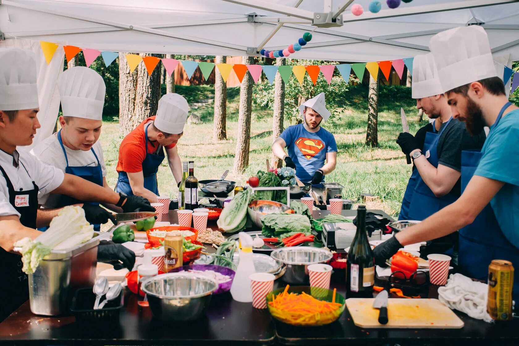 Кейтеринг чистые тарелки. Кейтеринг фото. catering team.