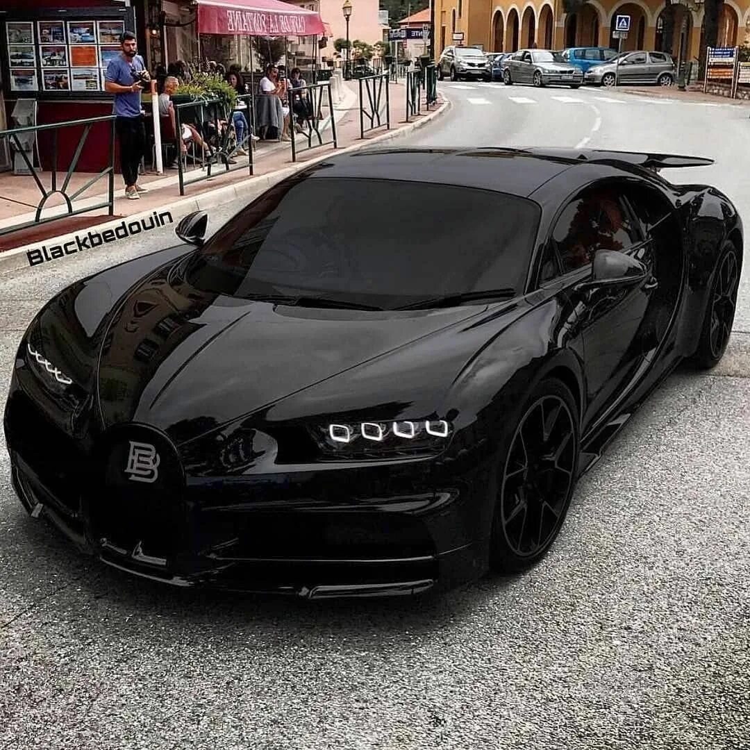 Черная машина перед. Бугатти ЧИРОН черный. Bugatti Chiron Black Matte. Bugatti Chiron матовый черный. Бугатти Вейрон черная матовая.