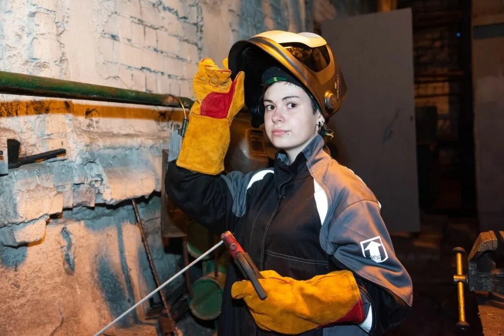 Сварщица дрипы. Сварщица дрипы. Сварщица с дэбби. Баба сварщик. Девушка сварщица.