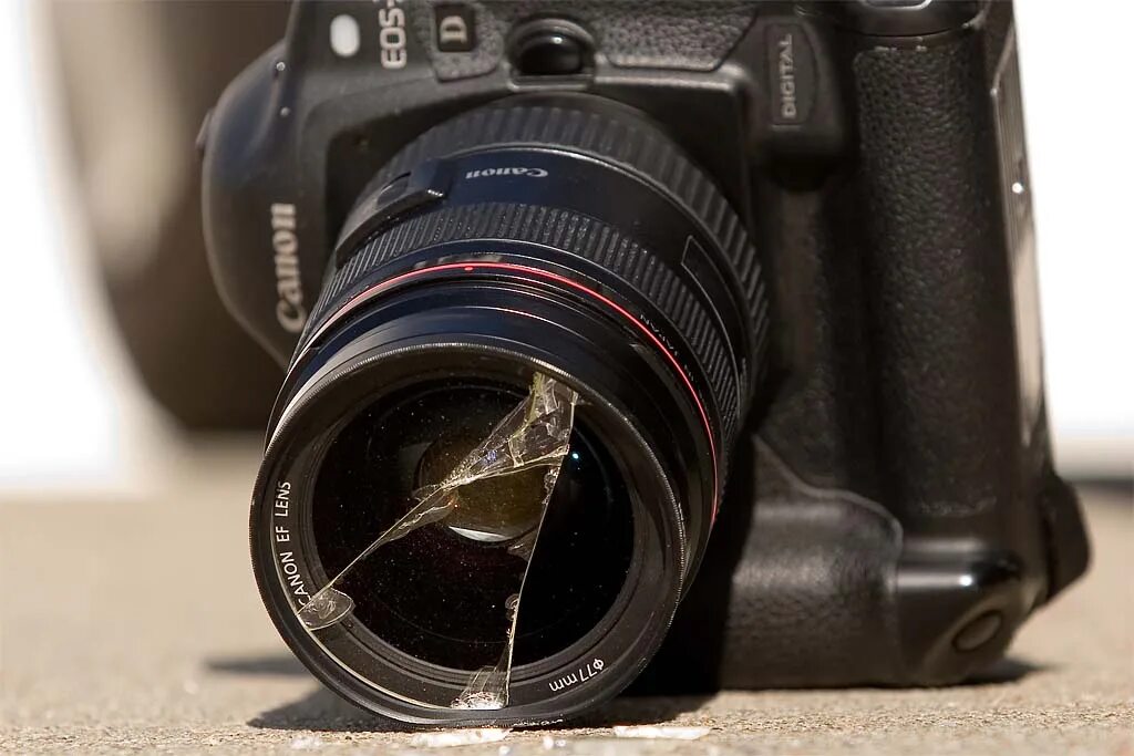 Разбил камеру. Кэнон фотоаппарат 2023. Разбитый фотоаппарат. Объектив фотоаппарата. Сломанный фотоаппарат.